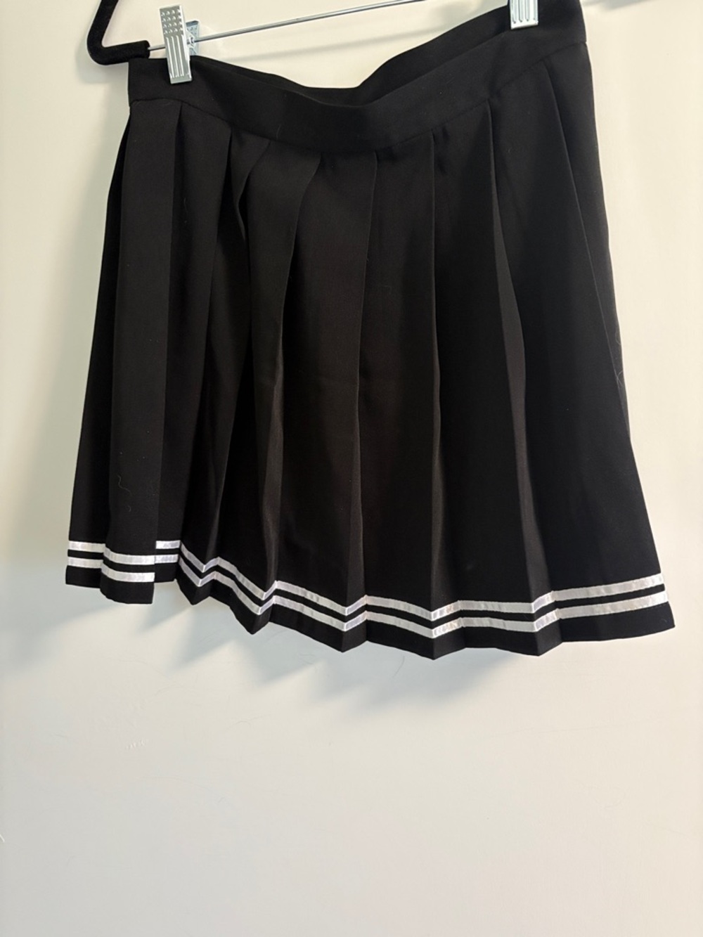 Classic Black Pleated Skirt with White Trim – Size M (Runs Small)